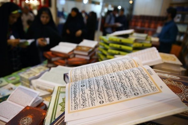 انتقاد مشتریان دزفولی «تابستانه کتاب» از قرار گرفتن «قرآن» در رده آثار ترجمه