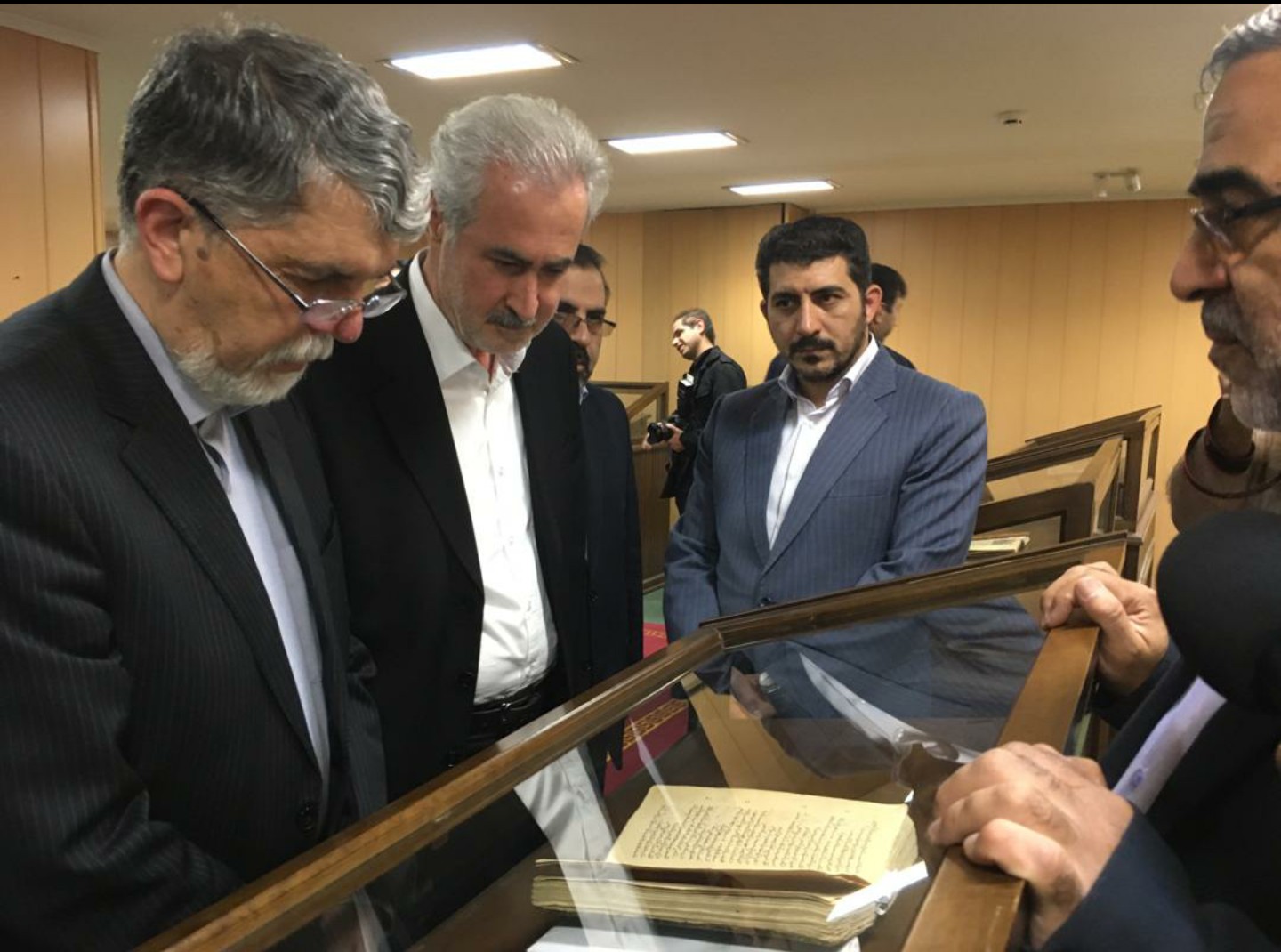 بازدید صالحی از کتابخانه مرکزی تبریز