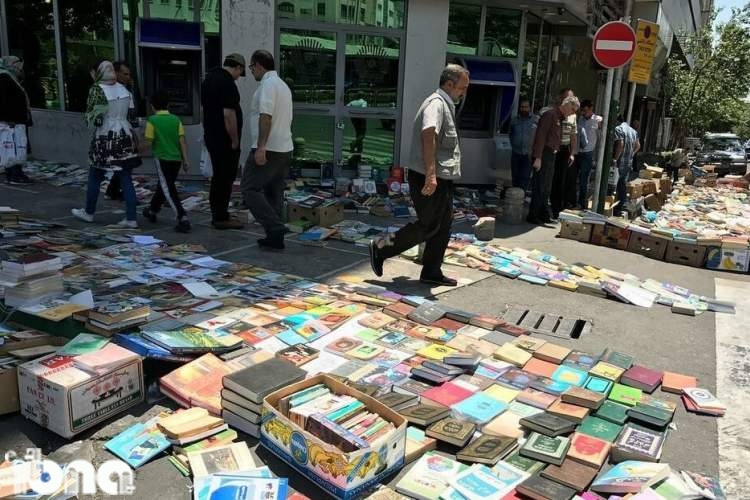 جمع‌آ‌وری بساط‌گستران غیرقانونی کتاب و کتاب‌های غیرقانونی