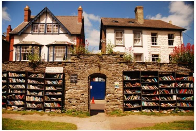 اعتماد کتاب فروش به مشتری ها در روستای ولز