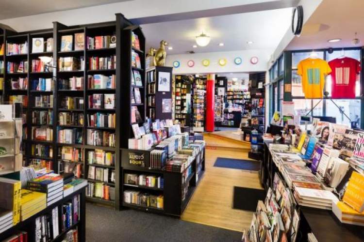 کتاب‌های امضاشده در کتابفروشی مشهور خیابان هالیوود لس‌آنجلس