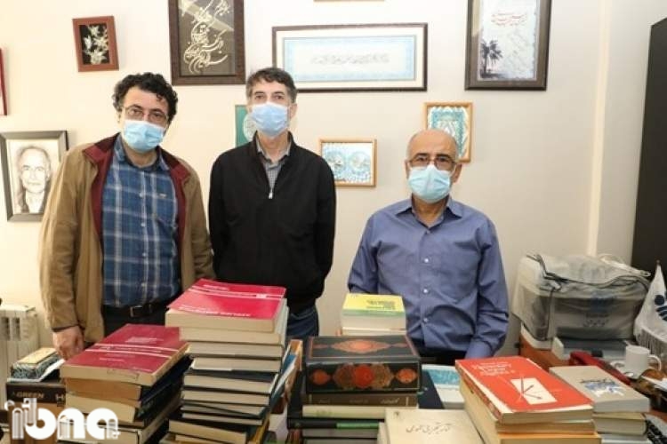 رئیس دانشگاه گلستان 200 کتاب به کتابخانه دانشگاه هدیه کرد