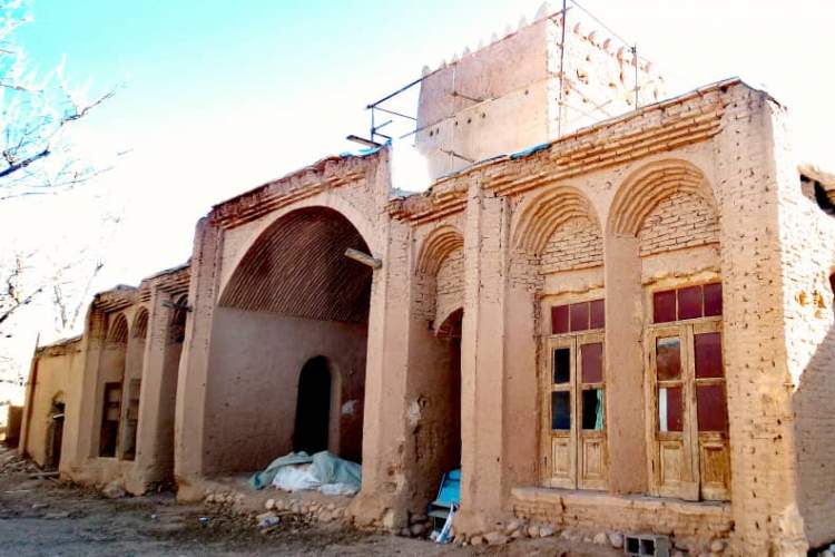 اسلامی‌ندوشن باغ و خانه پدری خود را وقف کارهای فرهنگی کرد