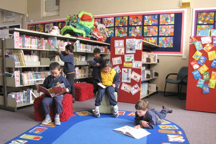 کمپین ملک‌الشعراهای بریتانیا برای بازسازی کتابخانه‌های مدارس