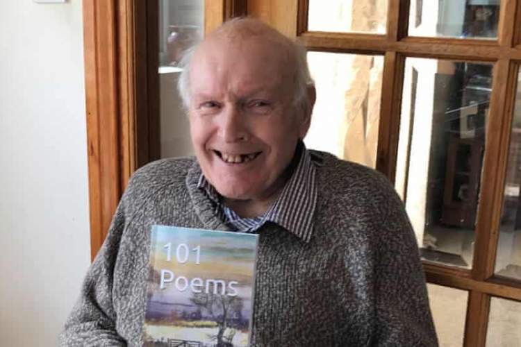 پدربزرگ ۹۲ ساله به پرفروش‌ترین شاعر تبدیل شد
