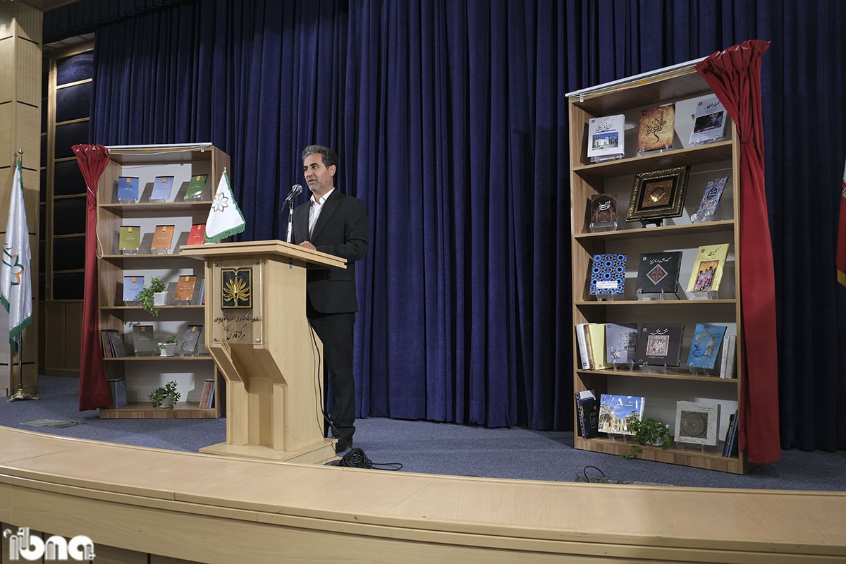 شهرداری شیراز برای کتاب «نقش ماندگار» زد