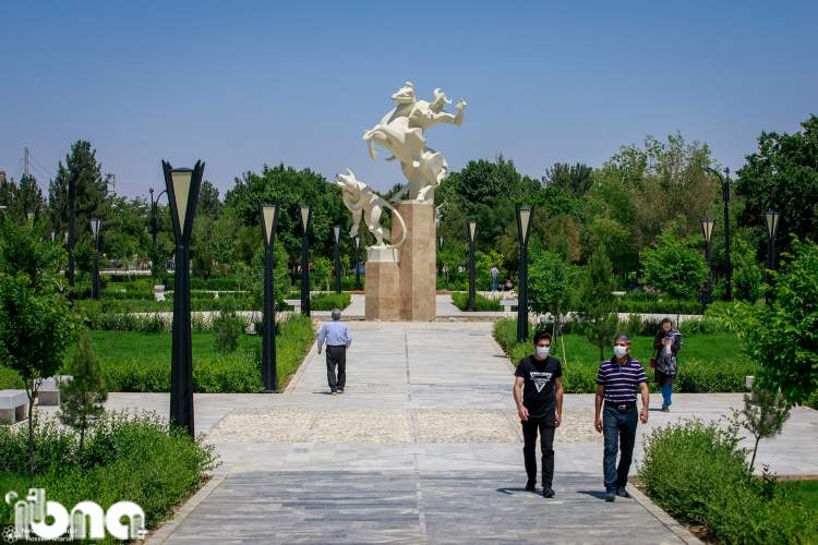 نصب 5 مجسمه مرتبط با شاهنامه در جلوخان آرامگاه فردوسی