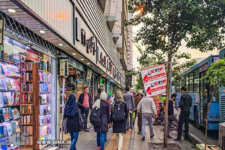 نفس عمیق کتاب‌‌فروشی‌های انقلاب بعداز انتقال ایستگاه‌های اتوبوس/ نیاز راسته کتاب به مبلمان شهری