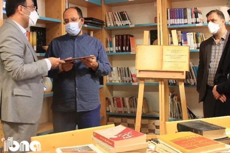 اهدای 250 جلد کتاب به کتابخانه شهید مطهری مهریز توسط مدیر کل فرهنگ‌ و ارشاد اسلامی یزد