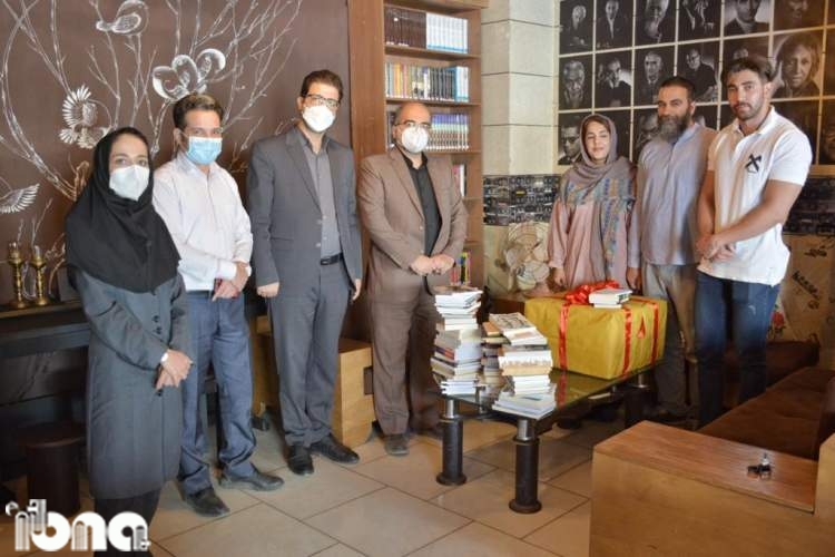 اهدای 200 جلد کتاب از طرف خانه کتاب به کافه هنر خرم‌آباد