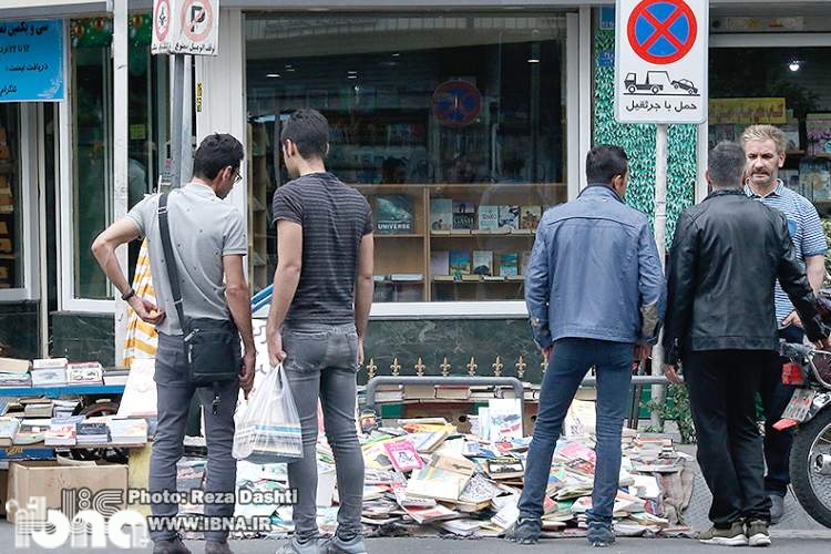 پلیس امنیت بساط‌گستران کتاب خیابان انقلاب را جمع‌آوری کرد