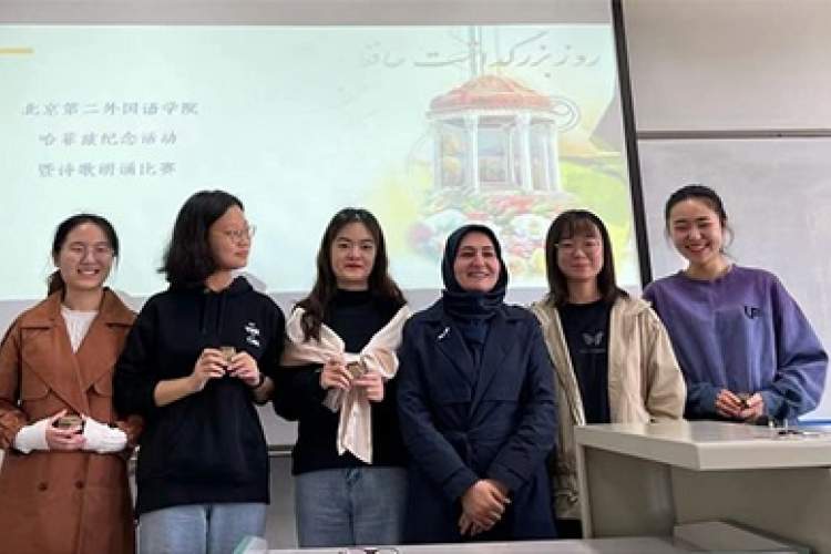 رقابت دانشجویان زبان و ادبیات فارسی پکن در مسابقه شعرخوانی