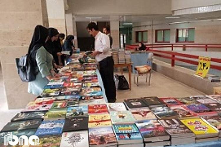 تخفیف‌های مشکوک ناشر تهرانی در نمایشگاه اختصاصی کتاب‌هایش در شاهرود!