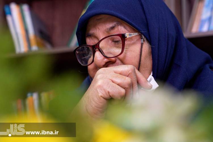 گاهی قلبم مثل برگ گلی که غبار روی آن بنشیند، غبار گرفت