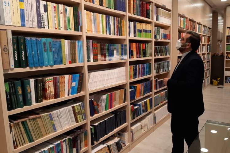 وزیر فرهنگ و ارشاد اسلامی از فروشگاه جامع «کتاب رضوی» بازدید کرد