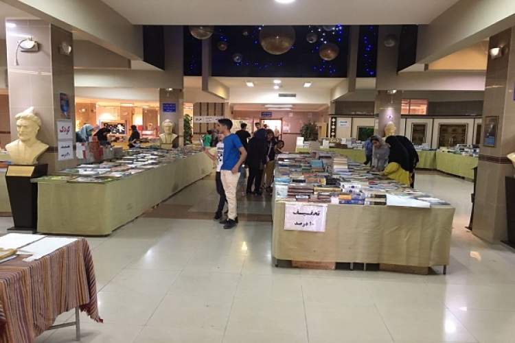برگزاری نمایشگاه کتاب در کتابخانه مرکزی ارومیه