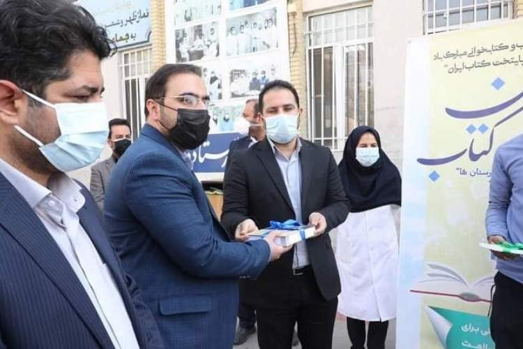 حرکت کاروان «احسان کتاب» ادامه دارد/اهدا کتاب به کارکنان بیمارستان خلیلی شیراز