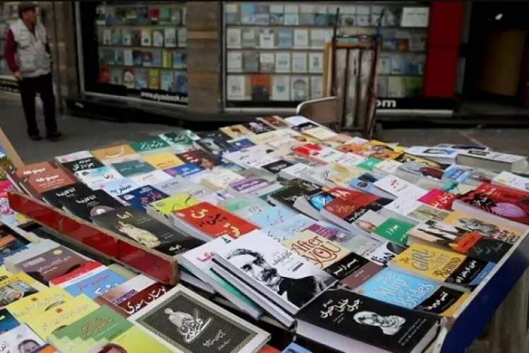 پیاده راه خیابان کریمخان زند کتابفروشی می‌شود