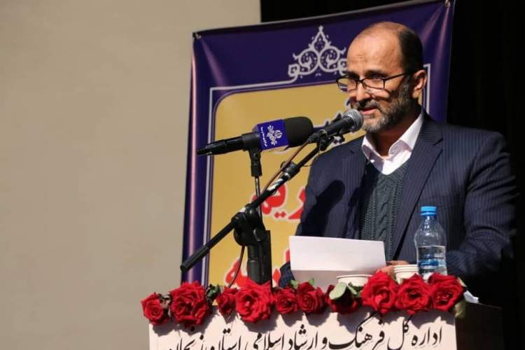 اهداء کتاب به‌مناسبت هفته کتاب در زنجان