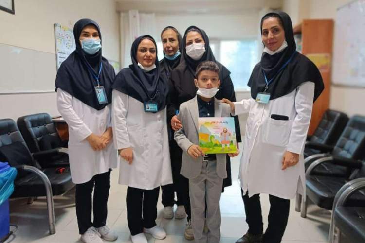دانش‌آموز شیرازی، کتابش را به بیماران مبتلا به سرطان اهدا کرد
