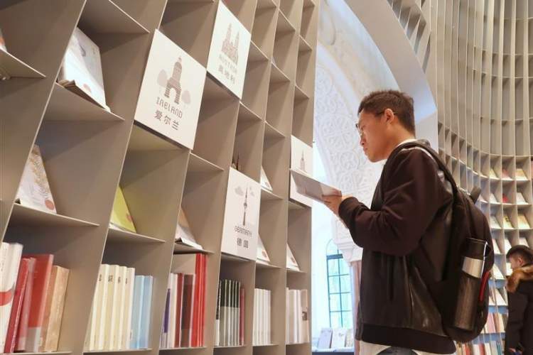 بازار کتاب 2022 چین؛ کاهش 11.77 درصدی فروش و افزایش محبوبیت نویسندگان چینی
