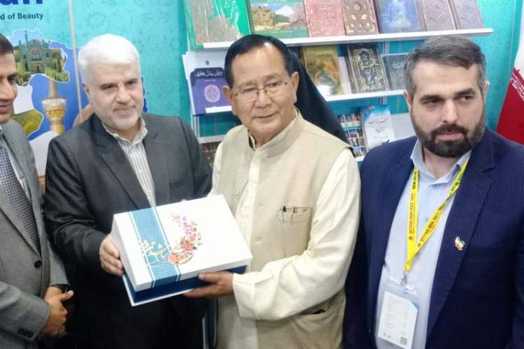 وزیر علوم و پرورش هند از غرفه ایران در نمایشگاه کتاب دهلی بازدید کرد
