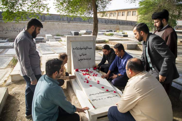 مزار شهدا در خوزستان عطر افشانی و غبار روبی شد