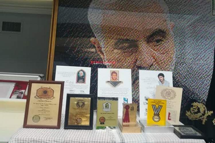 خادمیار کرمانی تندیس و جوایز بین‌المللی خود را به موزه دفاع مقدس کرمان اهدا کرد