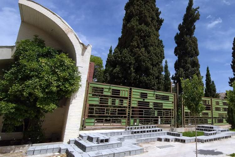 بلوک‌های سیمانی در «گذر رندان» شیراز خودنمایی می‌کنند/ اثر هنرمند آلمانی کجاست؟