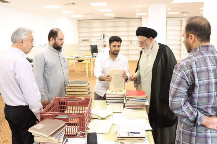 امام جمعه بخش مرکزی یزد بیش از 35 هزار برگ اسناد و نسخه‌های خطی خود را در اختیار مرکز اسناد قرار داد