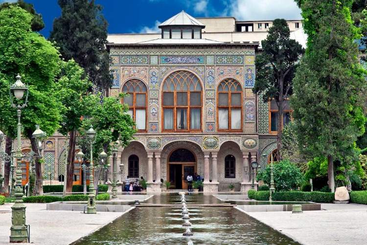 نمونه‌برداری از آثار مورد مطالعه کاخ گلستان برای انجام مطالعات آسیب‌شناسی و مستندنگاری