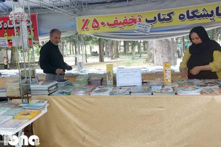 نمایشگاه کتاب در مقابل پارک شهرداری مینودشت گشایش یافت