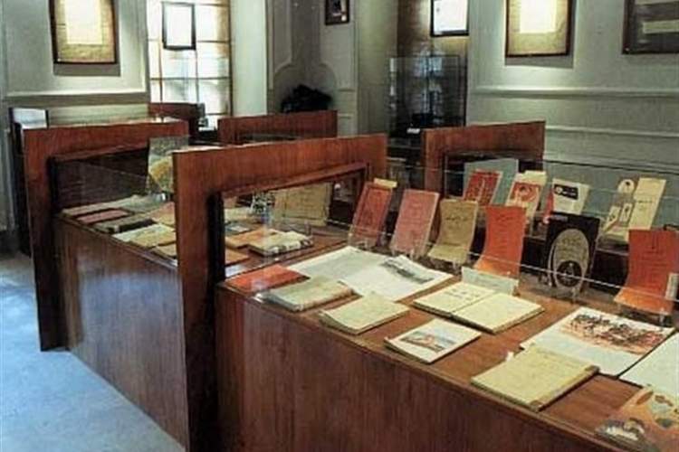 نمایش کتب و اسناد قدیمی آموزش و پرورش در موزه شریعتی زنجان